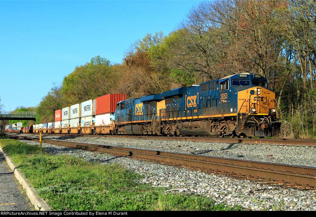 CSX 3053 on I-157